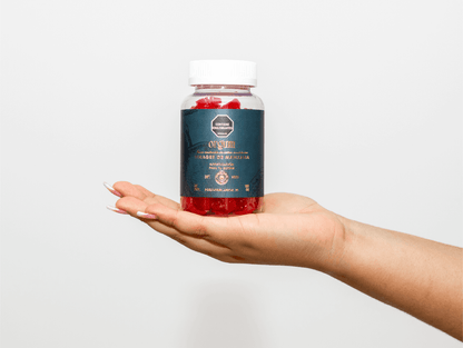 Orgum – Gomitas sin azúcar añadida con vinagre de manzana (60 unidades) presentadas en un frasco en la mano.