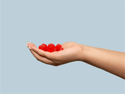 Orgum – Gomitas sin azúcar añadida con vinagre de manzana (60 unidades) en una mano, mostrando coloridas gomitas saludables.